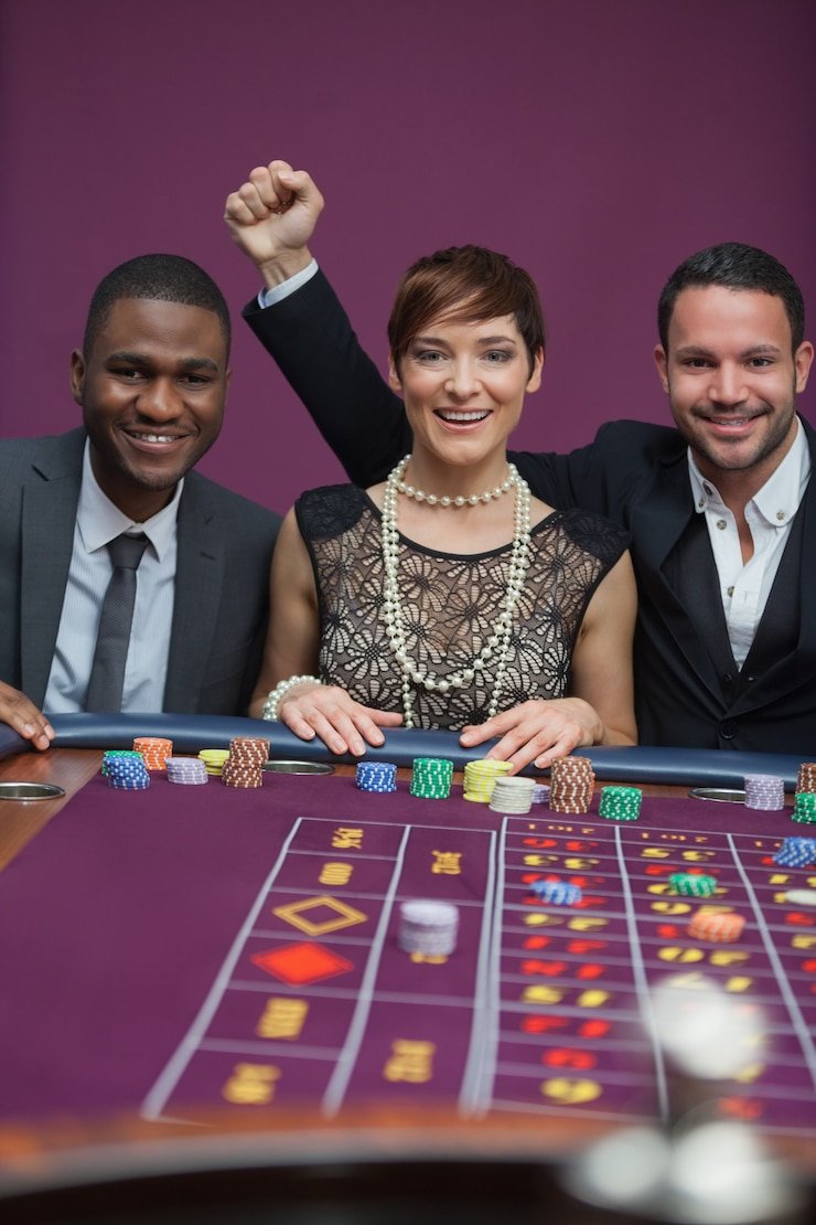 Tampilan permainan Big Bass Bonanza di platform login domino4d dengan simbol ikan dan jaring memancing